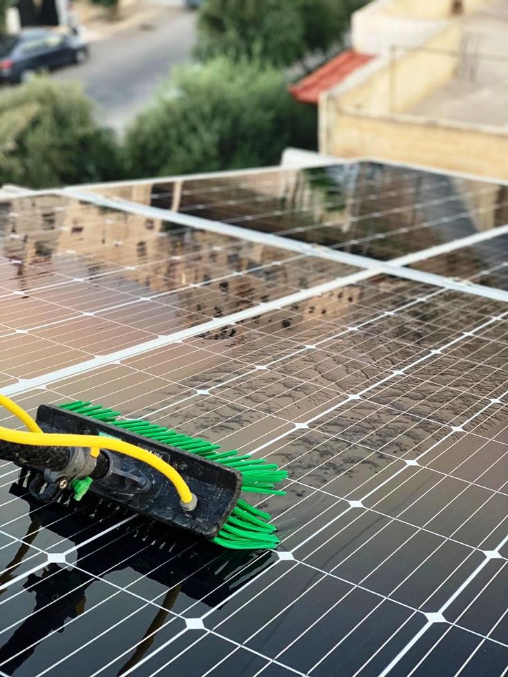 خدمة تنظيف اللواقط الشمسية